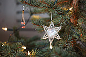 Nostalgischer Weihnachtsschmuck im Christbaum mit Lichterkette