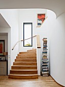 Heller Treppenaufgang mit Fenster und Buchständer