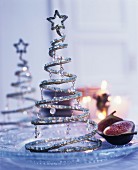 Tannenbäumchen aus Draht verziert mit Perlen als stimmungsvolle Weihnachtsdekoration