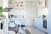 Open-plan kitchen-dining room in white and dove grey
