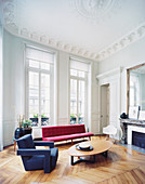 Wohnzimmer mit Klassikermöbeln in Altbauwohnung