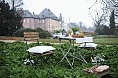 Gedeckter Tisch im Schlossgarten