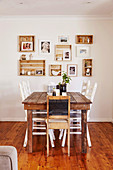 Rustikaler Esstisch mit Stühlen und Fotos in Vintage Holzkästchen