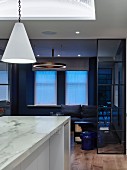 Kücheninsel aus Marmor, Wohnzimmer in Blau und Schwarz