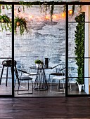 Filigrane Outdoormöbel, Grill und Grünpflanzen für Terrasse oder Balkon