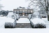 Cornwell Manor (England) amongst snowy grounds