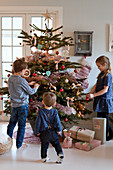 Children decorating a Christmas tree