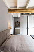 Schlafzimmer mit Schrankwand als Raumteiler zum Bad Ensuite