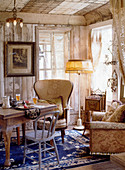 Esszimmer mit alten Möbeln und abgenutzten Wänden