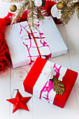 Verpackte Geschenke mit Banderole aus gefärbtem Papier