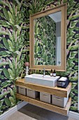 Badezimmerecke mit floraler Tapete, Wandspiegel und Waschtisch aus Eichenholz