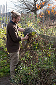 Clear the flower beds in the autumn