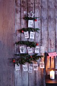 Weihnachtsbaum aus Tannenzweigen mit Weihnachtswünschen in verschiedenen Sprachen