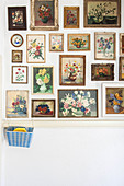 Gerahmte Bilder mit Blumenstillleben an weißer Wand