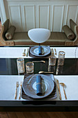 Elegant gedeckter Tisch mit goldenen Accessoires
