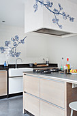 weiße Wandfliesen mit blauem Blumenmotiv in der Küche