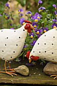 Deko-Hühner vor Hornveilchen