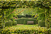 View through pergola to bench against clipped hedge (Les Jardin de Castillon, Frankreich)