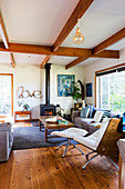 Lounge im Landhaus mit Holzdielenboden