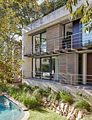 Modernes Architektenhaus mit Balkonen zum Garten mit Pool