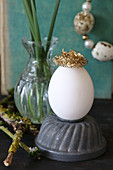 Ei mit goldenem Dekometall auf einer alten Backform