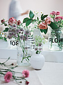 DIY-Blumenvasen aus Schraubgläsern mit Klebebuchstaben