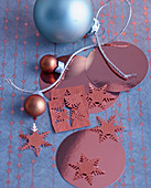 Weihnachtsdeko mit Christbaumkugeln und Schneeflocken aus kupferfarbener Folie