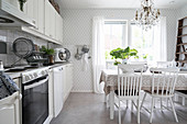 Nostalgische Küche in Weiß und Grau mit Esstisch
