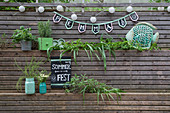 Selbstgenähte Wimpelkette und Schild aus Tafelfolie im Garten
