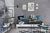 Wohnzimmer mit grau bemalten Wänden und Deko in Blau-Grün
