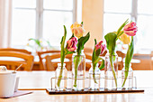 Frühlingshafte Tischdeko mit Tulpen in Glasvasen
