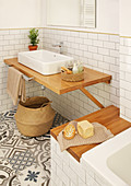 Ablage an der Badewanne und Waschtisch aus Holz