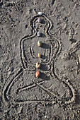 Symbolbild: Die Energiezentren des Körpers mit Steinen belegt