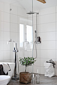 Duschbereich mit Glasabtrennung und weißen Wandfliesen