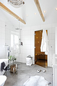 Renoviertes Badezimmmer mit Badewanne, Duschbereich und Sauna