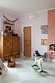 Kinderzimmer im Vintage-Stil mit Schachbrettmusterboden