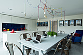Esstisch mit Metallstühlen in der modernen Wohnküche