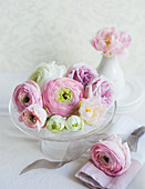 Wedding decoration: romantic table centrepiece (ranunculus, rose, tulips)