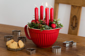 Vier rote Kerzen in einer Rührschüssel als Adventskranz