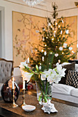 Weihnachtlicher Strauß mit Amaryllis und Nadelzweigen