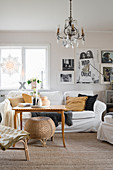 Sofa und Couchtisch im Wohnzimmer in Naturtönen