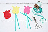 Instructions for making garland from paper tulips and ribbon