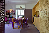 Modernes Ein-Zimmer-Wohnung mit Akzenten in Violett