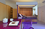 Modernes Ein-Zimmer-Wohnung mit Akzenten in Violett