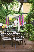 Bunt gedeckter Tisch auf der Terrasse für mexikanische Party