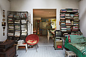 Offener Wohnraum im Vintagestil mit improvisierten Bücherregalen