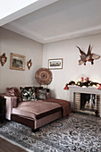 Breiter Longchair in Altrosa im eleganten Wohnzimmer