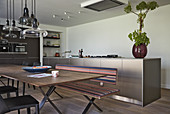Langer Esstisch mit Bank und Stühlen in moderner Wohnküche