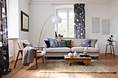 Möbelmix im Wohnzimmer mit gedeckten Farben