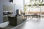 Luxuriöse Wohnküche mit moderner Einbauküche und Fensterfront